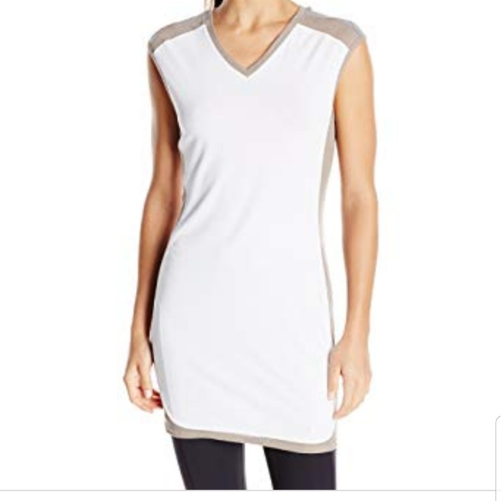 NwOT..Blanc noir v neck tunic